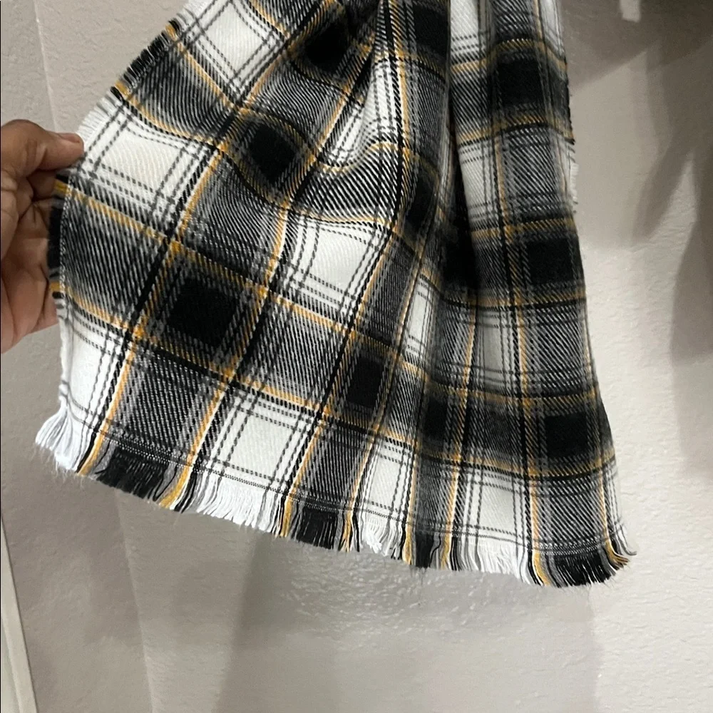 GAP Mens Black White Plaid Cozy Comfy Scarf  One Size Fringe Hem Outdoors